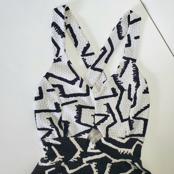 Material Girl XS Dress Black White Abstract Fit Flare Mini Party - Picture 1 of 7